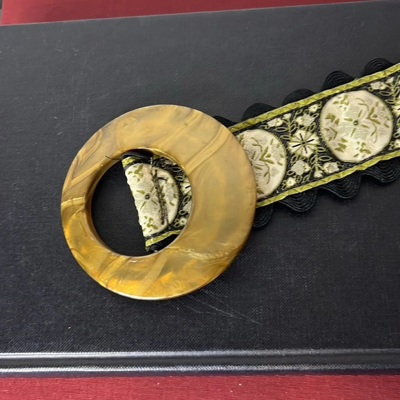 Rickety Rac Nantucket French Floral Scalloped Edge Lucite Buckle Belt Sz Medium - Picture 2 of 6